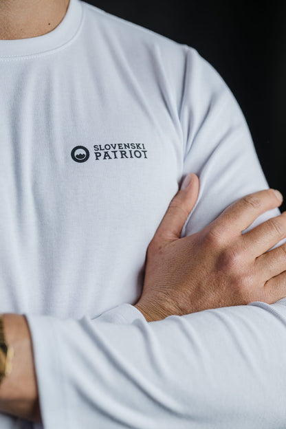 Detajl bele 100% bombažne majice z dolgimi rokavi Tech Pro znamke Slovenski Patriot, z logotipom na prsnem delu, narejeno v Sloveniji.