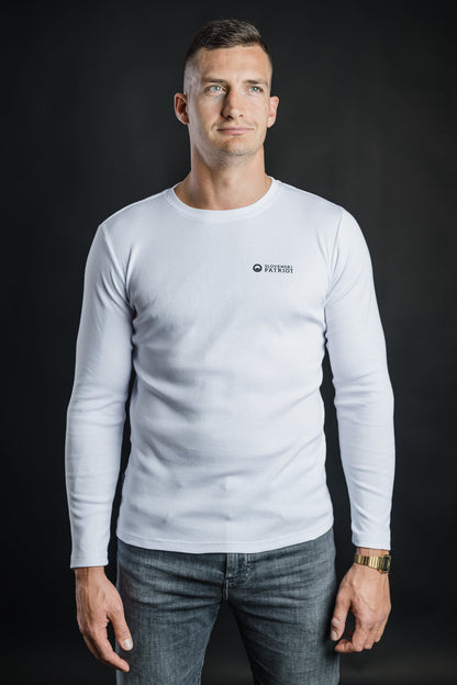 Moški nosi belo 100% bombažno majico z dolgimi rokavi Tech Pro znamke Slovenski Patriot, narejeno v Sloveniji.
