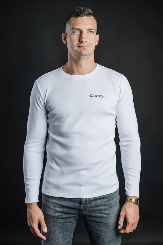 Moški nosi belo 100% bombažno majico z dolgimi rokavi Tech Pro znamke Slovenski Patriot, narejeno v Sloveniji.