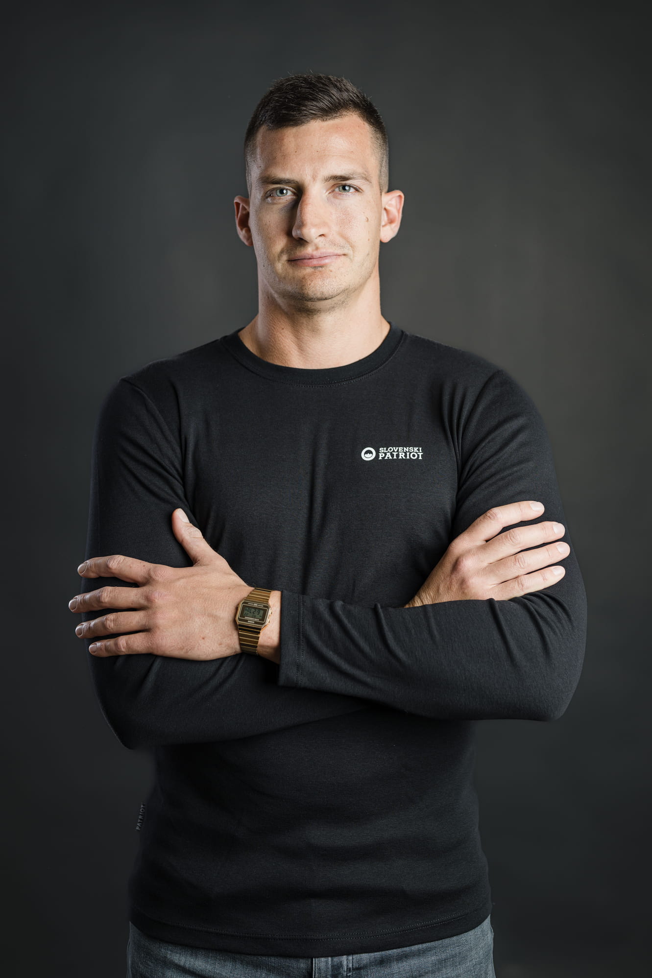 Model v črni majici Slovenski Patriot Tech Pro.