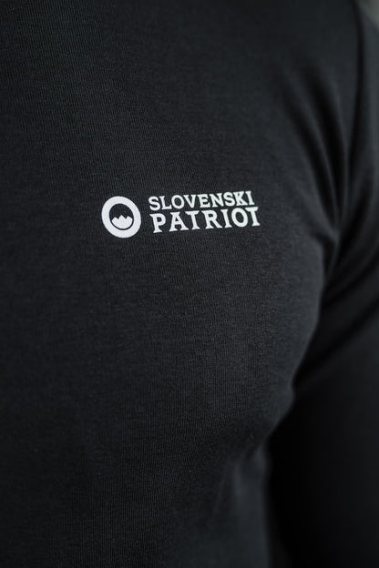 Detajl črne 100% bombažne majice z dolgimi rokavi Tech Pro znamke Slovenski Patriot, z logotipom na prsnem delu, narejeno v Sloveniji.