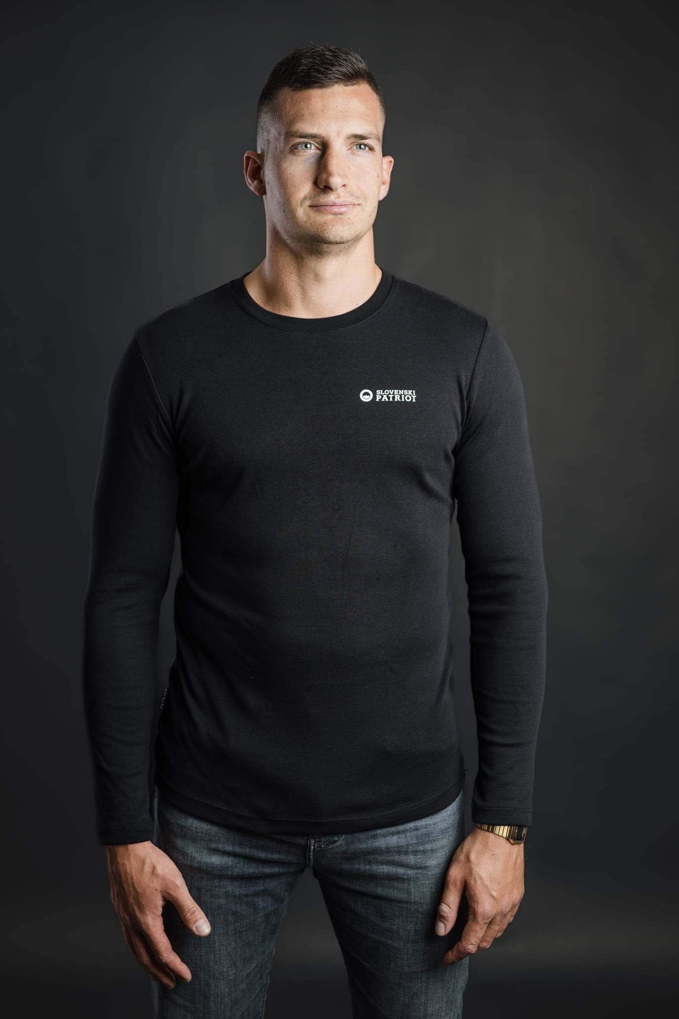 Moški nosi črno 100% bombažno majico z dolgimi rokavi Tech Pro znamke Slovenski Patriot, narejeno v Sloveniji.