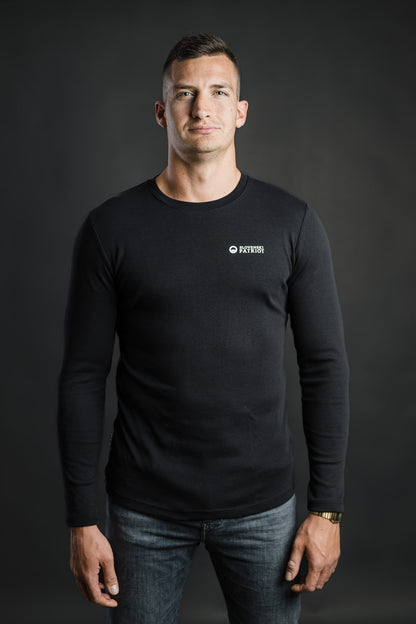 Model v črni majici Slovenski Patriot Tech Pro