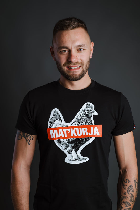 Moški nosi črno bombažno majico Matkurja znamke Slovenski Patriot, narejeno v Sloveniji, prikazan od spredaj.