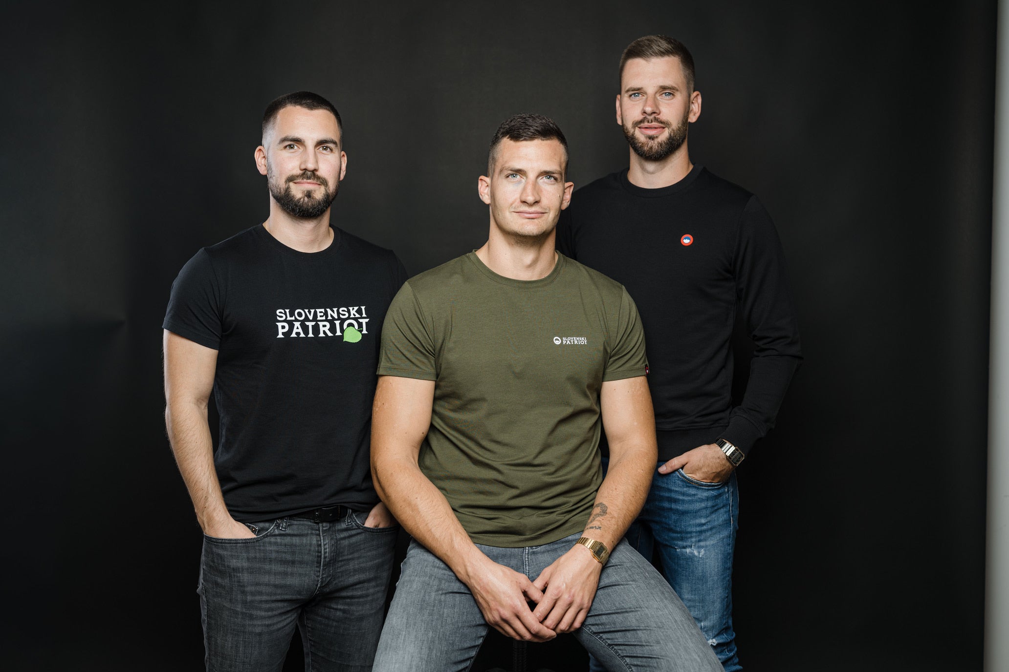 Odkrij vrhunska oblačila slovenskega dizajna – ročno sešita v Sloveniji, brez poliestra in ustvarjena z mislijo na kakovost in udobje.